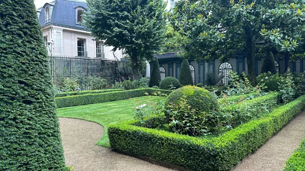 Private garden 150802024