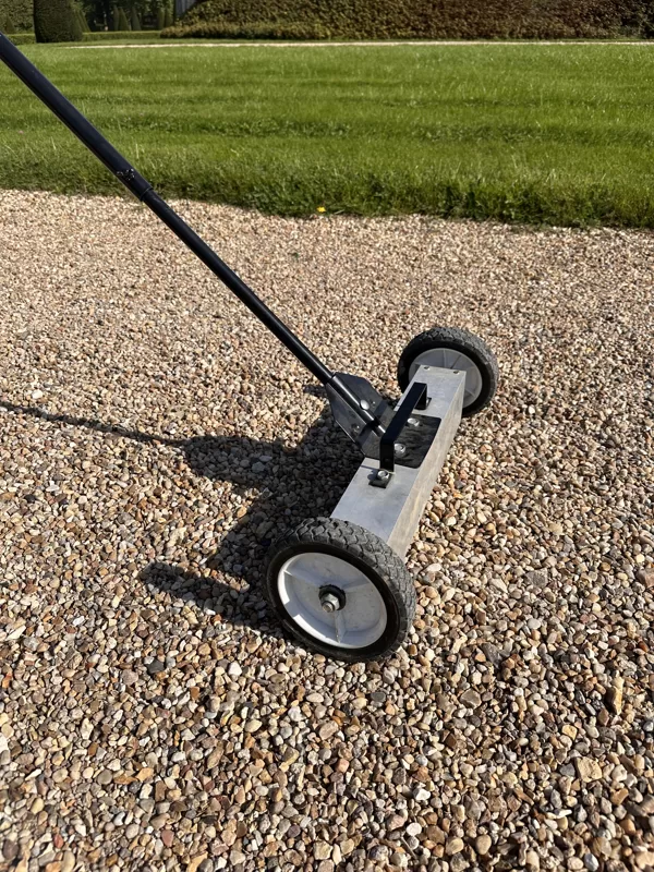 Cleaning paths from metal debris